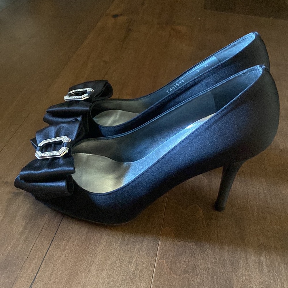 stuart weitzman beautiful black heels! *barely worn* - Picture 4 of 6